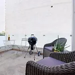 Location 1 Bedroom With Terrace Apartamento
